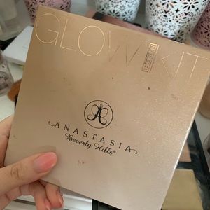 Anastasia glow kit